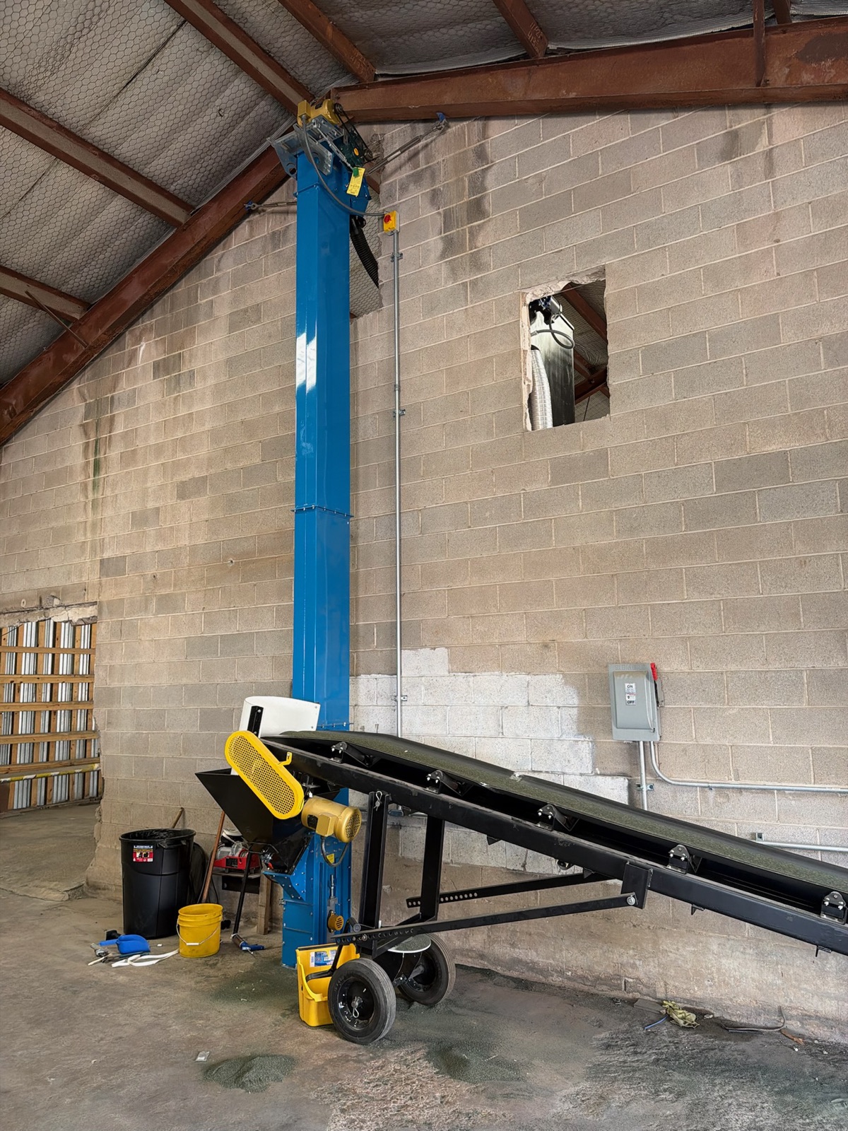 Incline conveyor feeding a bagging line