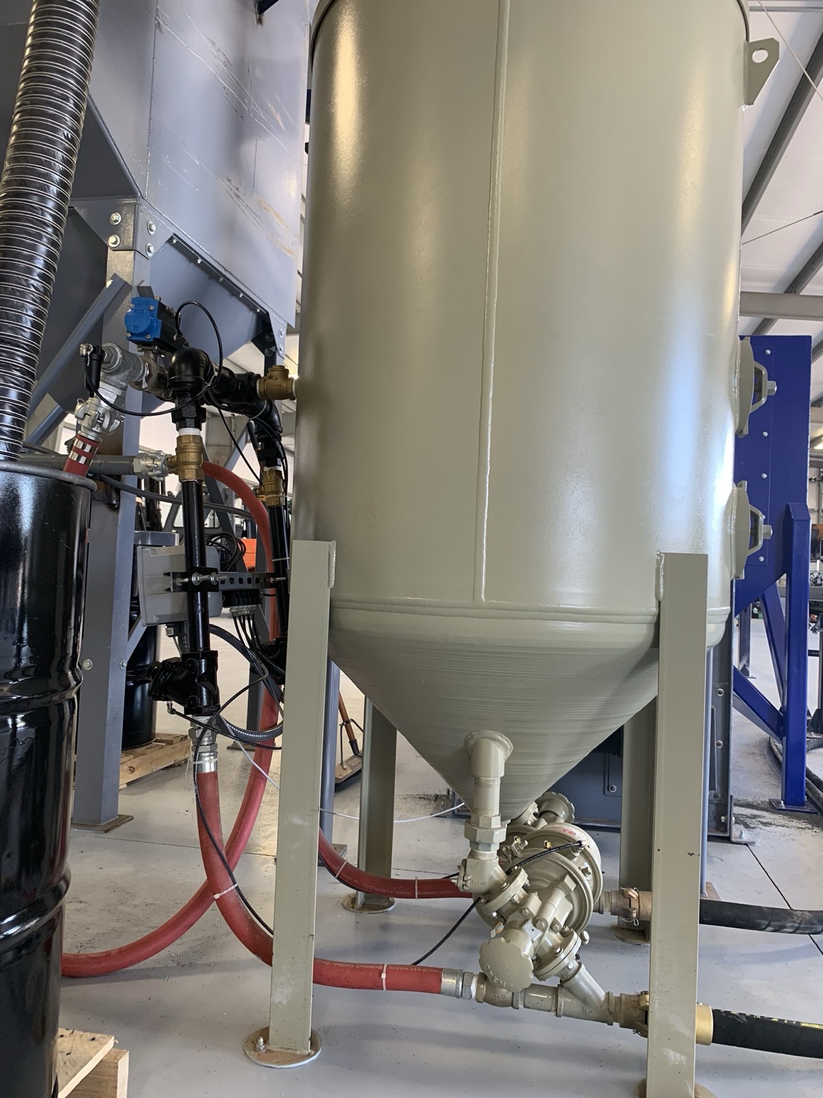 Blast machine pressure vessel with instrumentation