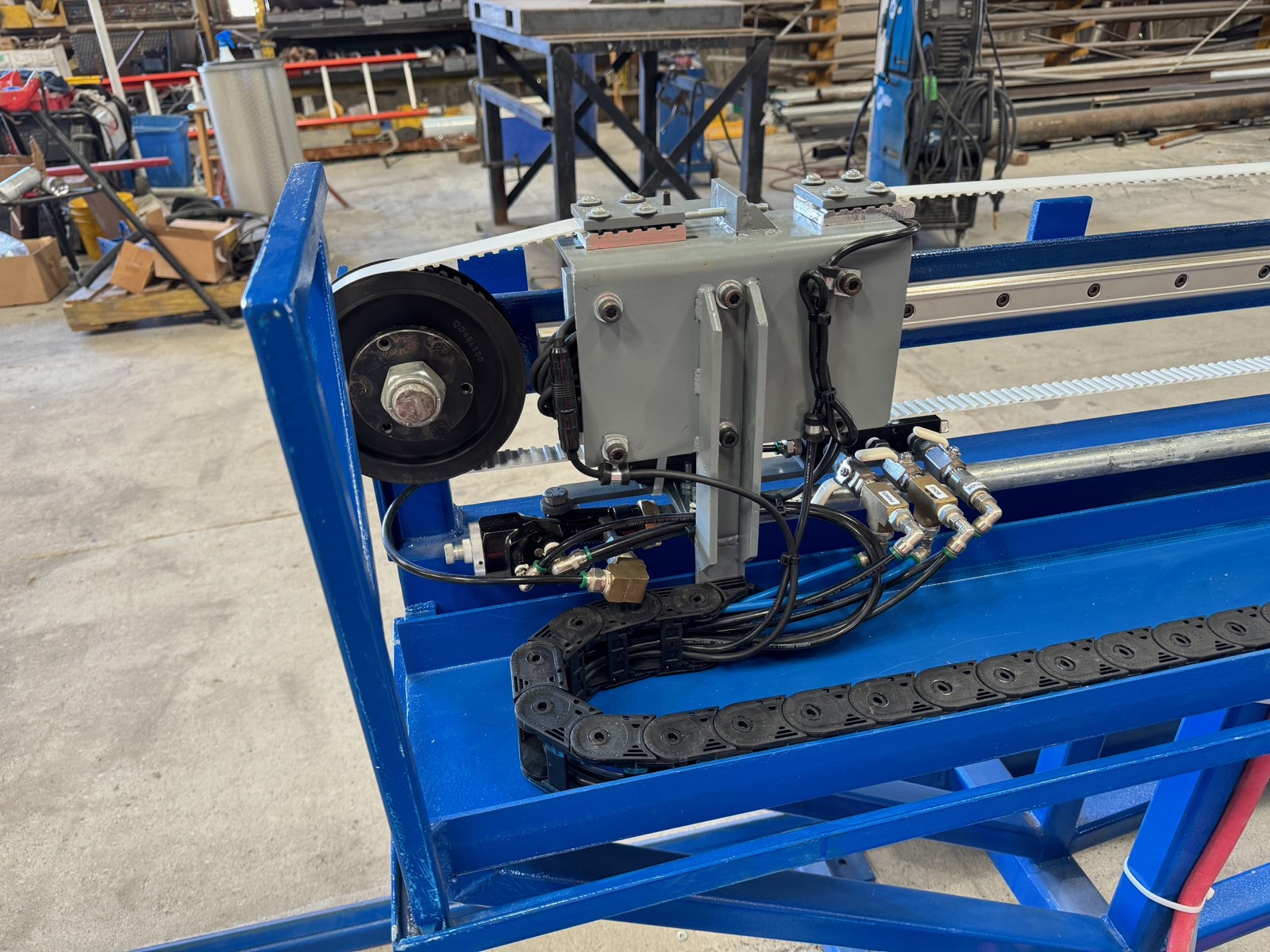 Lance carriage drive with rack and cable carrier