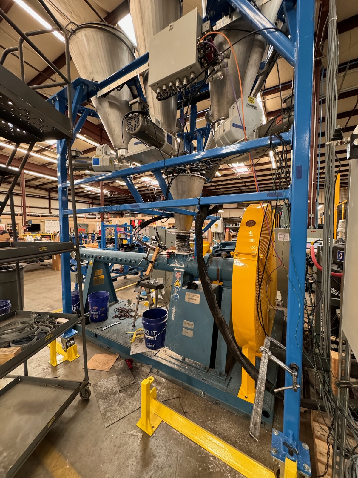Multi-hopper dosing frame with several feeders arranged to dose onto one live scale