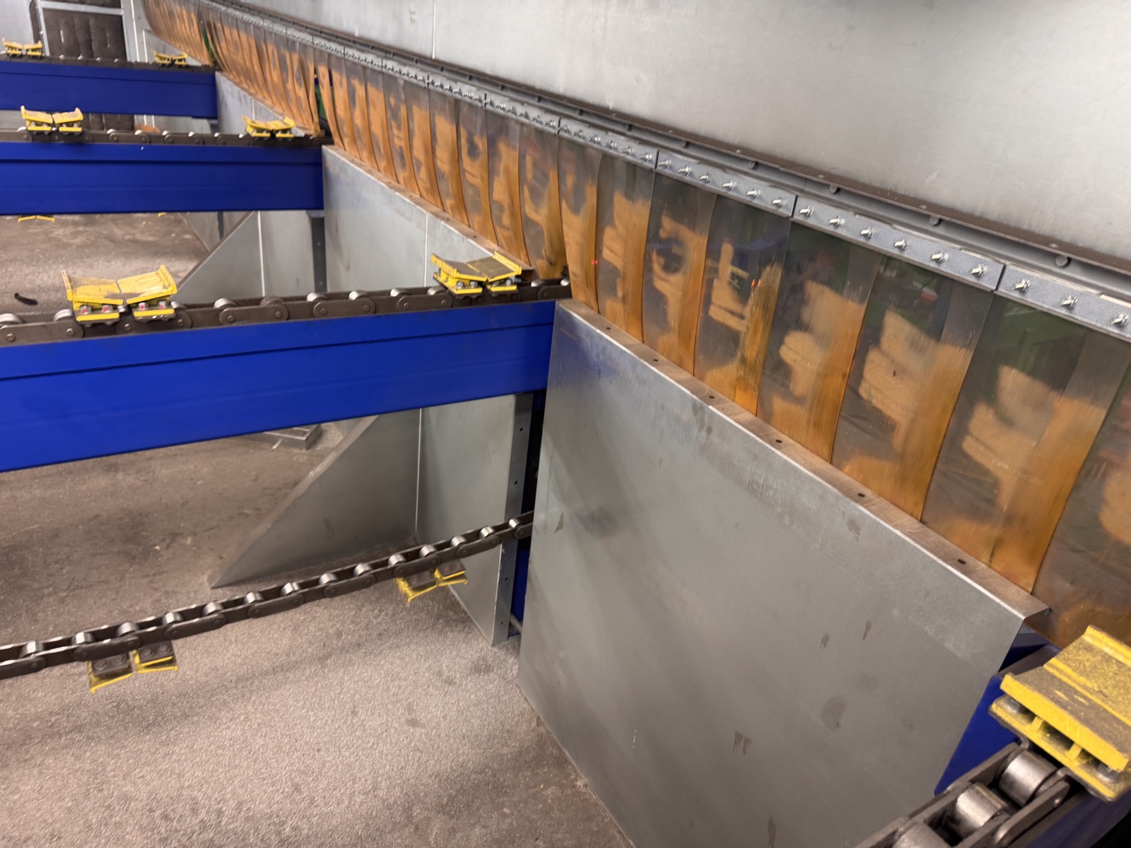 Chain conveyor inside the processing enclosure