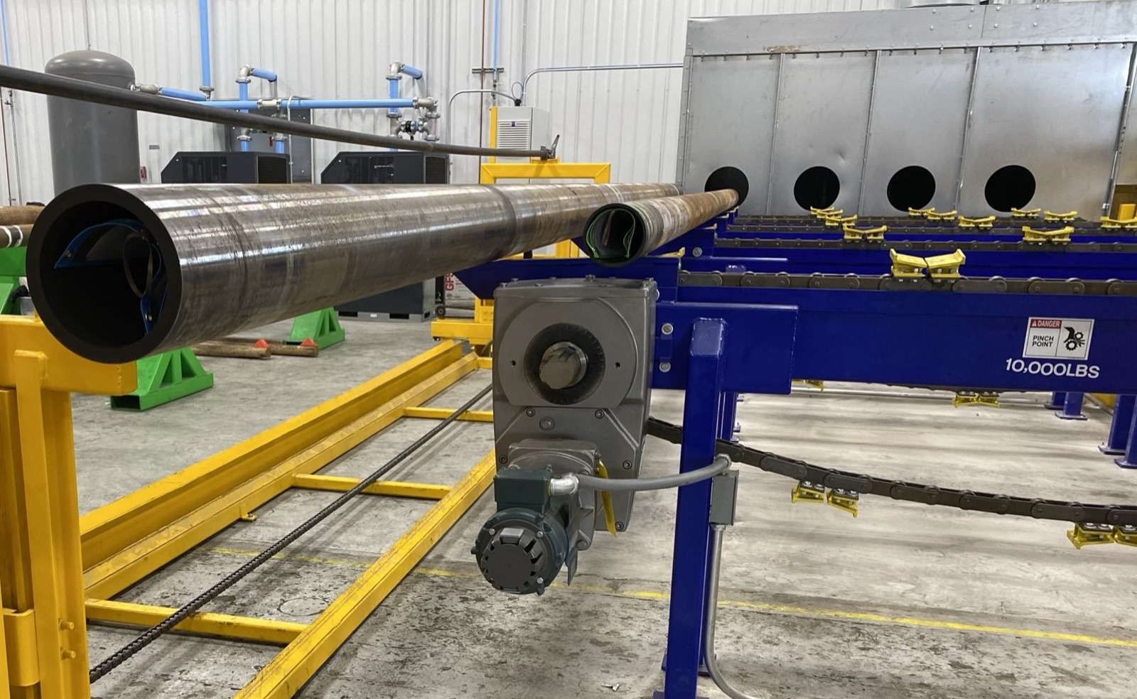 Pipe on rotation wheels at the blast cabinet
