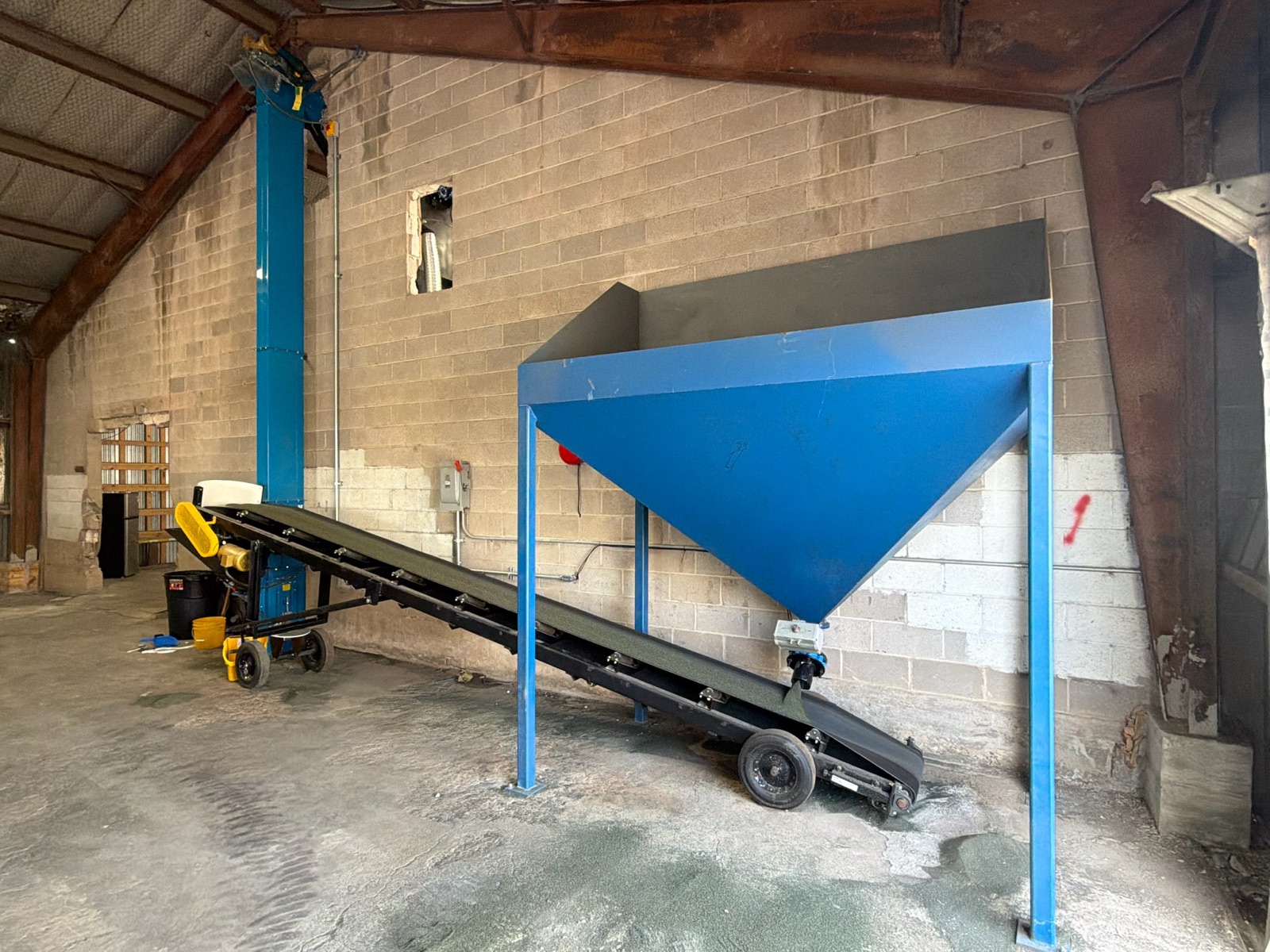 Reclaim hopper fed by an incline conveyor