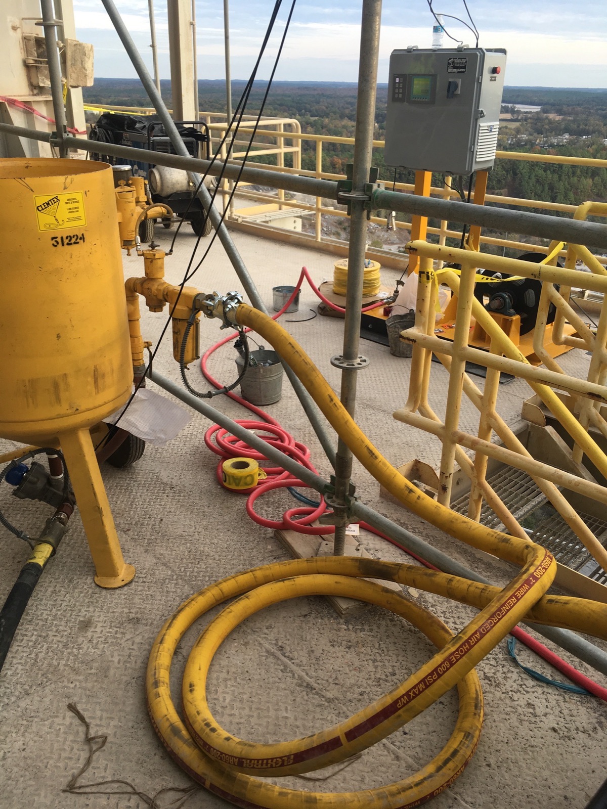 Blast pot and hoses on the stack platform